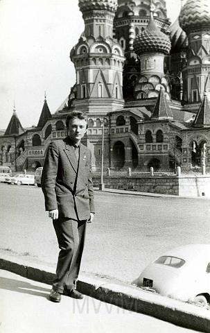 KKE 3869.jpg - Antoni Rudak - student Geografi UMK w Toruniu na wycieczce w Moskwie przed Soborem Wasyla Błogosławionego, Moskwa, 1960 r.